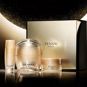 Produits Ultimate La Crème Édition Limitée les uns à côté des autres devant l'emballage sur fond abstrait